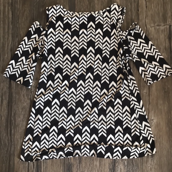 Cold shoulder cut out black & white chevron pattern blouse shirt - Picture 4 of 6